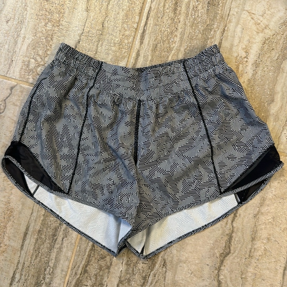 Lululemon Hot Hot Long 4"  Lined Short Illusionary White Black Size 8 Tall